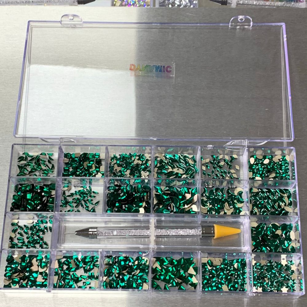 Emerald Green Nail Rhinestones: Which Set Is Right?